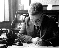 Stingemore with telephone